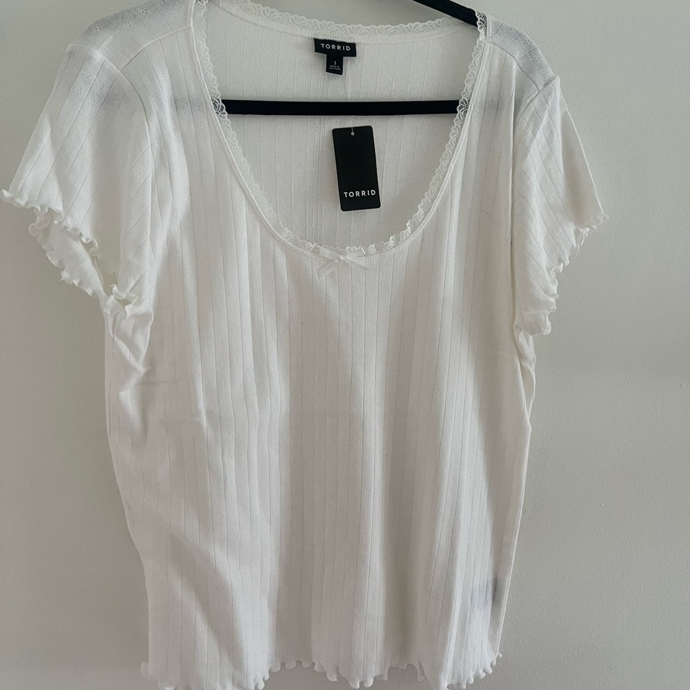 Lace fitted scoop tee